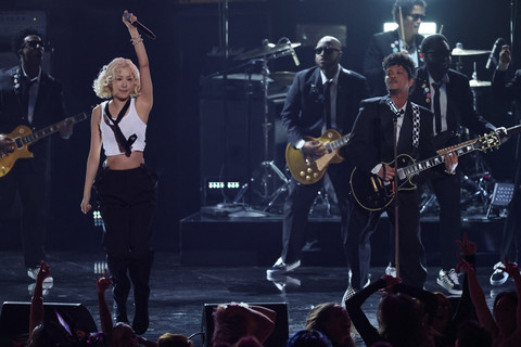 Penampilan Bruno Mars dan Rose Blackpink di Grammy Awards ke-68 di US. Foto: Daniel Cole/REUTERS 