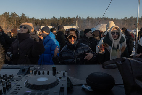 Warga Kiev di Ukraina memanfaatkan waktu dengan berpesta disaat perang melawan Rusia. Foto: Roman Pilipey/AFP
