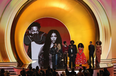 SZA dan Kendrick Lamar saat menerima penghargaan di Grammy Awards ke-68 di AS. Foto: Daniel Cole/REUTERS 