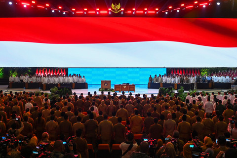 Presiden Prabowo Subianto bersama jajaran Kabinet Merah Putih dan kepala daerah menyanyikan lagu kebangsaan Indonesia Raya dalam Rakornas Pemerintah Pusat dan Daerah 2026 di SICC, Kabupaten Bogor, Jawa Barat, Senin (2/2/2026). Foto: Aditya Pradana Putra/ANTARA FOTO