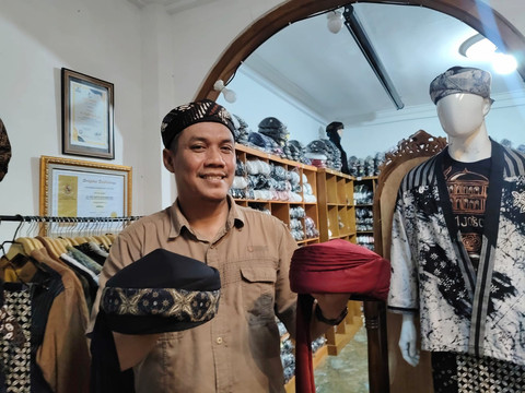 Peci Batik Jogokariyan yang khas. Foto: Arfiansyah Panji Purnandaru/kumparan