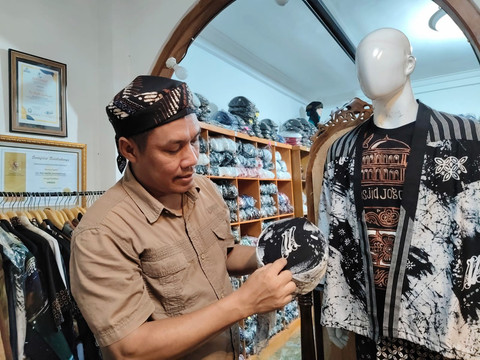 Peci Batik Jogokariyan yang khas. Foto: Arfiansyah Panji Purnandaru/kumparan
