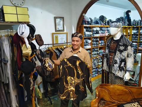 Peci Batik Jogokariyan yang khas. Foto: Arfiansyah Panji Purnandaru/kumparan
