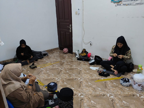 Pembuatan Peci Batik Jogokariyan. Foto: Arfiansyah Panji Purnandaru/kumparan