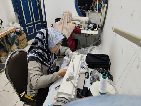 Pembuatan Peci Batik Jogokariyan. Foto: Arfiansyah Panji Purnandaru/kumparan