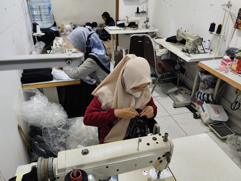 Pembuatan Peci Batik Jogokariyan. Foto: Arfiansyah Panji Purnandaru/kumparan