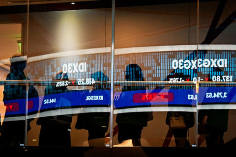 Pekerja berjalan melewati refleksi layar digital pergerakan Indeks Harga Saham Gabungan (IHSG) di Bursa Efek Indonesia, Jakarta, Senin (2/2/2026). Foto: Sulthony Hasanuddin/ANTARA FOTO 