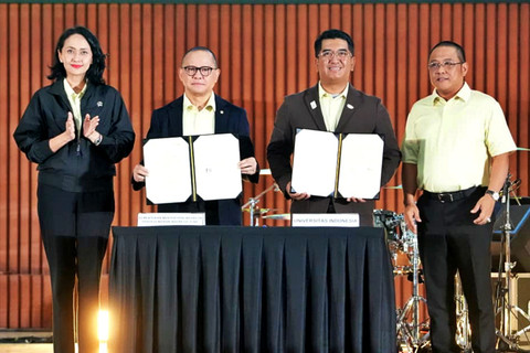 Menteri Pelindungan Pekerja Migran Indonesia, Mukhtarudin meresmikan peluncuran Migrant Center UI sekaligus menandatangani Nota Kesepahaman (MoU). Foto: Dok. Istimewa