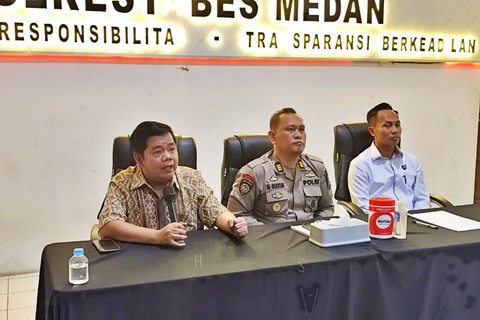 Kasi Humas Polrestabes Medan, AKP Nover Gultom, Kasat Reskrim Polrestabes Medan AKBP Bayu Putro Wijayanto dan Ahli Pidana Hukum, Alfi Syahri (kiri) saat konpers terkait penganiayaan terhadap pelaku pencurian di Polrestatabes Medan, Senin (2/2/2026). Foto: Amar Marpaung/kumparan
