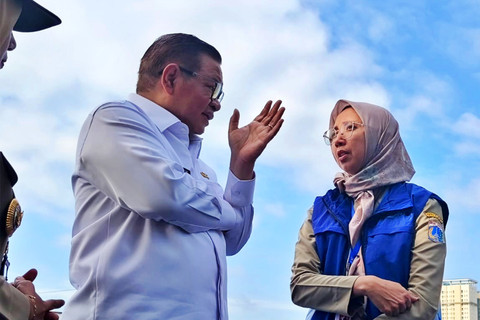 Gubernur DKI Jakarta, Pramono Anung berbincang dengan Kepala Dinas Sumber Daya Air (SDA) DKI Jakarta, Ika Agustin mengenai gambaran proyek Pembangunan Sistem Tata Air Pompa Daan Mogot, Cengkareng, Jakarta Barat, Selasa (3/2/2026). Foto: Jeni Ritanti/kumparan