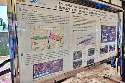 Papan informasi proyek Pembangunan Sistem Tata Air Pompa Daan Mogot, Cengkareng, Jakarta Barat, Selasa (3/2/2026). Foto: Jeni Ritanti/kumparan