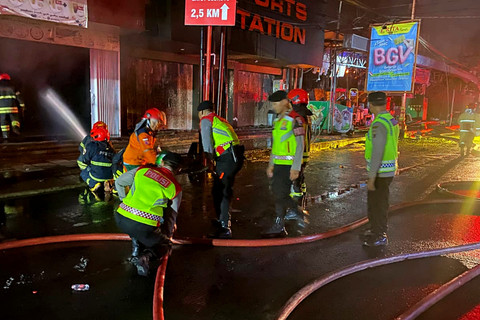 Petugas saat memadamkan kebakaran di Rita Pasaraya Cilacap. Foto: Dok. Polresta Cilacap