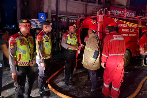 Petugas saat memadamkan kebakaran di Rita Pasaraya Cilacap. Foto: Dok. Polresta Cilacap