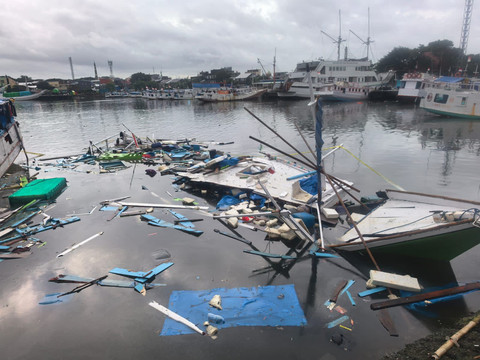 Kapal nelayan meledak di area tanggul Pelabuhan Paotere, Kota Makassar, Sulawesi Selatan, Selasa (3/2) dini hari. Foto: Polres Pelabuhan Makassar