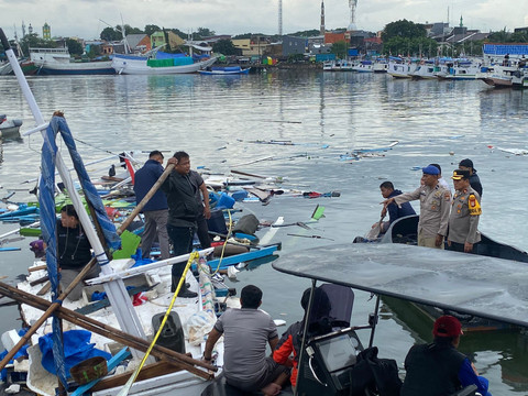 Kapal nelayan meledak di area tanggul Pelabuhan Paotere, Kota Makassar, Sulawesi Selatan, Selasa (3/2) dini hari. Foto: Polres Pelabuhan Makassar
