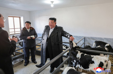 Pemimpin Korea Utara Kim Jong Un menghadiri pembukaan peternakan di Phyongan Utara, Korea Utara, Senin (2/2/2026), dalam foto yang dirilis oleh Kantor Berita Pusat Korea (KCNA) resmi Korea Utara pada Selasa (3/2/2026). Foto: KCNA/via REUTERS