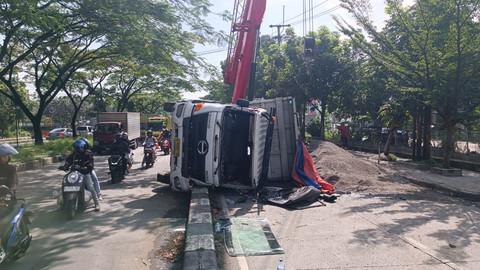 Truk pengangkut pasir terguling di depan Graha Panyileukan, Jalan Soekarno-Hatta, Kota Bandung. Selasa (3/2/2026). Foto: Abisatya/kumparan