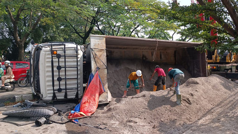 Truk pengangkut pasir terguling di depan Graha Panyileukan, Jalan Soekarno-Hatta, Kota Bandung. Selasa (3/2/2026). Foto: Abisatya/kumparan