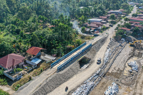 Foto udara kendaraan melintas di samping proyek pembangunan jembatan di Jalur Lintas Aceh Tenggara di Ketambe, Kabupaten Aceh Tenggara, Aceh, Selasa (3/2/2026). Foto: Raisan Al Farisi/ANTARA FOTO