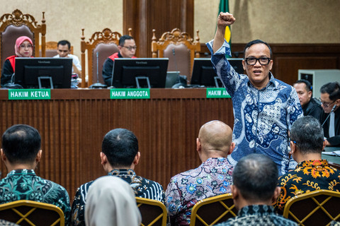 Terdakwa kasus dugaan pemerasan dalam pengurusan sertifikat K3 di Kementerian Ketenagakerjaan Immanuel Ebenezer (kanan) mengepalkan tangan saat menjalani sidang lanjutan di Pengadilan Tipikor, Jakarta, Senin (2/2/2026). Foto: Bayu Pratama S/ANTARA FOTO