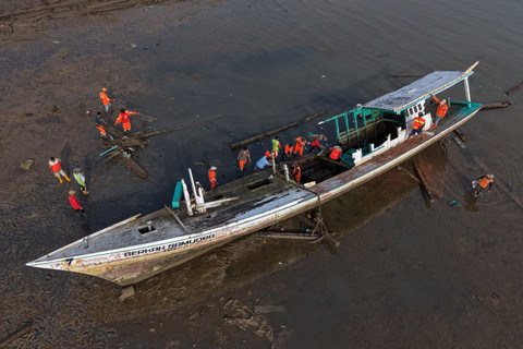 Foto udara petugas kebersihan membongkar bangkai kapal di kawasan RTH Papalimba Puday, Kecamatan Abeli, Kendari, Sulawesi Tenggara, Selasa (3/2/2026). Foto: Andry Denisah/ANTARA FOTO