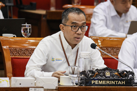 Menteri Pendidikan Tinggi, Sains, dan Teknologi, Brian Yuliarto menyampaikan paparan pada rapat kerja dengan Komisi X DPR di Kompleks Parlemen, Senayan, Jakarta, Selasa (3/2/2026). Foto: Dhemas Reviyanto/ANTARA FOTO