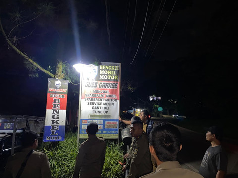 Satpol PP Kabupaten Bogor mencopot baliho di jalur Hambalang. Dok: Satpol PP Kabupaten Bogor