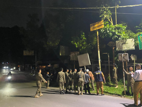 Satpol PP Kabupaten Bogor mencopot baliho di jalur Hambalang. Dok: Satpol PP Kabupaten Bogor