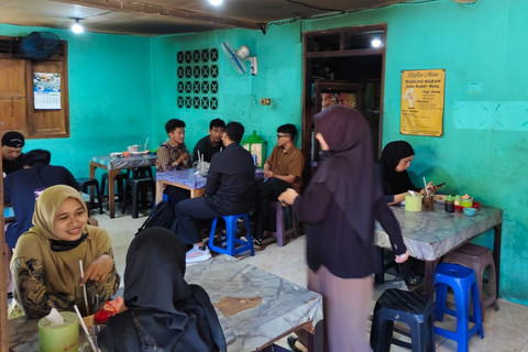 Suasana rumah makan Soto Rembang di Gang Kuwera II, Mrican, Caturtunggal, Kapanewon Depok, Kabupaten Sleman, Selasa (3/2/2026). Foto: Arfiansyah Panji Purnandaru/kumparan