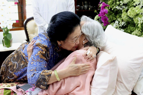 Presiden Kelima RI Megawati Soekarnoputri memeluk istri mantan Kapolri Jenderal (Purn) Hoegeng Iman Santoso, Meriyati Roeslani saat menjadi tamu spesial perayaan ulang tahun ke-100. Foto: Dok. Istimewa