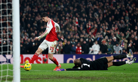 Kai Havertz dari Arsenal mencetak gol pertama mereka pada pertandingan semifinal Piala Liga Inggris antara Arsenal vs Chelsea di Stadion Emirates, London, Rabu (4/2/2026). Foto: Toby Melville/REUTERS