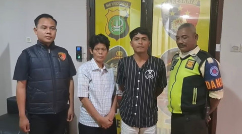 Pelaku (tengah kanan baju hitam garis putih) saat diamankan di Polsek Pondok Aren. Dok istimewa
