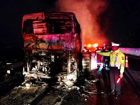 Kondisi Bus PO Haryanto yang terbakar di Tol Pemalang. Foto: Dok. Polres Pemalang