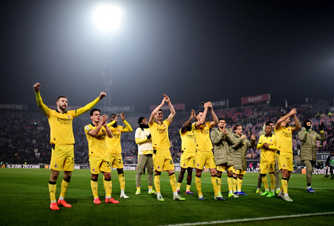 Para pemain AC Milan bertepuk tangan kepada fans usai pertandingan Liga Italia antara Bologna vs AC Milan di Stadio Renato Dall'Ara, Bologna, Rabu (4/2/2026). Foto: Daniele Mascolo/REUTERS