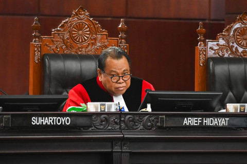 Hakim Mahkamah Konstitusi (MK) Arief Hidayat mengikuti sidang pembacaan putusan Pengujian Materiil Undang-Undang Nomor 28 Tahun 2014 tentang Hak Cipta di Gedung MK, Jakarta, Senin (2/2/2026). Foto: Rivan Awal Lingga/ANTARA FOTO