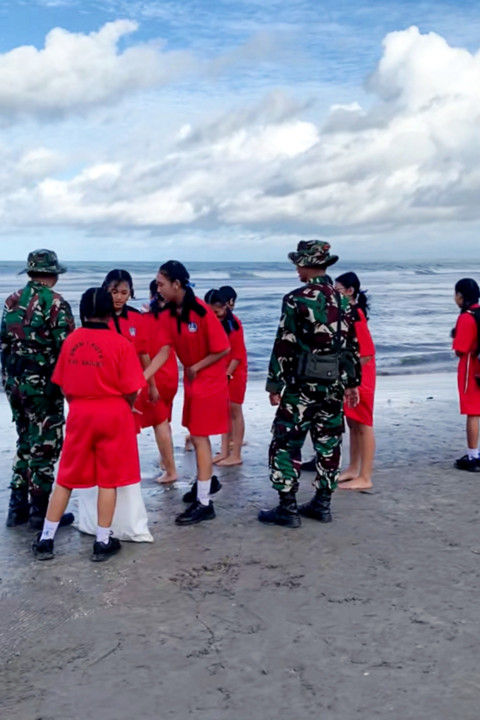 Anggota TNI bersama anak-anak sekolah melaksanakan aksi gotong royong membersihkan sampah di sekitar Pantai Kuta, Bali, Selasa pagi (3/2/2026). Foto: Dok. Bakom RI