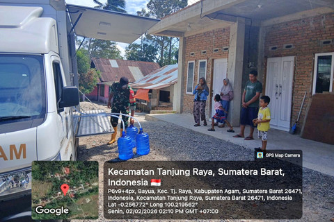 Personel TNI terlibat dalam proses pendistribusian air bersih siap minum ke Kecamatan Tanjung Raya, Kabupaten Agam, Sumatera Barat, Senin (2/2/2026). Foto: Dok. Bakom RI