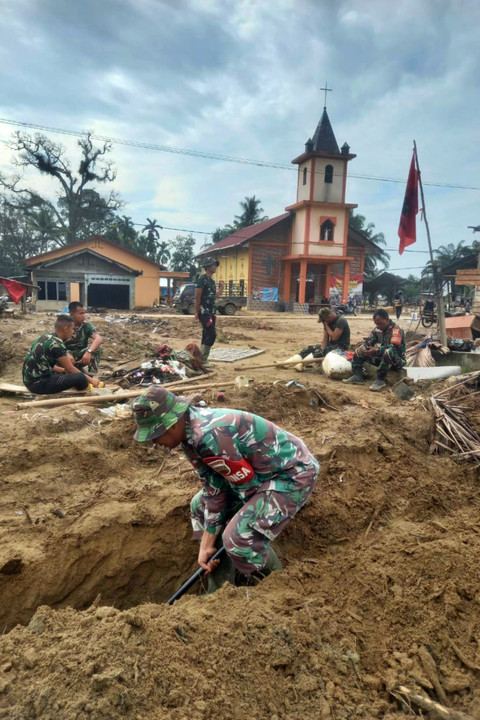 Kegiatan pembersihan Masjid Shobu'ul Desa Hutagodang Kecamatan Batangtoru, Kabupaten Tapanuli Selatan, Sumatera Utara. Foto: Dok. Bakom RI
