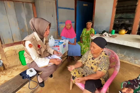 Petugas medis dari personel Tentara Nasional Indonesia (TNI) mendatangi warga untuk memeriksakan kesehatan dan memberikan pelayanan pengobatan di wilayah terdampak bencana banjir bandang. Foto: Dok. Bakom RI