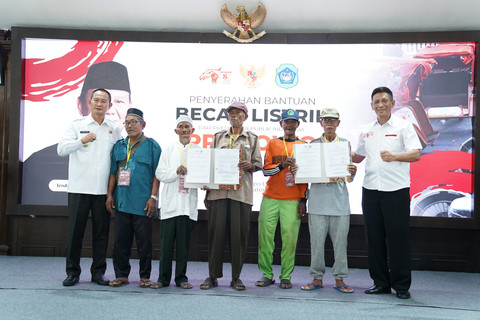 Sejumlah penarik becak lansia menerima 200 unit becak listrik gratis pemberian Presiden RI Prabowo Subianto di Kabupaten Lamongan, Jawa Timur, Selasa (3/2/2026). Foto: Dok. Bakom RI