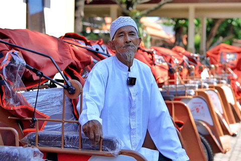 Salah satu penarik becak lansia yang menerima becak listrik gratis pemberian Presiden RI Prabowo Subianto di Kabupaten Lamongan, Jawa Timur, Selasa (3/2/2026). Foto: Dok. Bakom RI