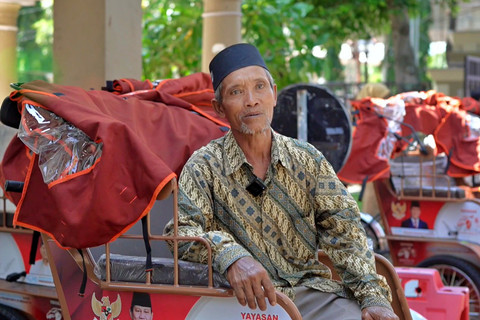 Salah satu penarik becak lansia yang menerima becak listrik gratis pemberian Presiden RI Prabowo Subianto di Kabupaten Lamongan, Jawa Timur, Selasa (3/2/2026). Foto: Dok. Bakom RI