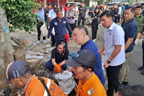 Menteri LH Hanif Faisol Nurofiq bersama Walkot Tangsel Benyamin Davnie membersihkan sampah di sepanjang Jalan Raya Serpong, Rabu (4/2/2026). Foto: Dok. kumparan