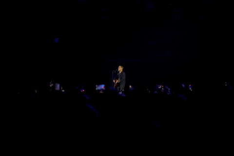 Penampilan Bryan Adams pada konser bertajuk "Roll with the Punches Tour 2026" di Beach City International Stadium, Jakarta Utara, Selasa (3/2/2026). Foto: Jamal Ramadhan/kumparan