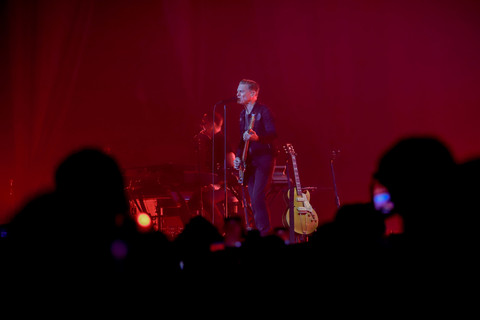 Penampilan Bryan Adams pada konser bertajuk "Roll with the Punches Tour 2026" di Beach City International Stadium, Jakarta Utara, Selasa (3/2/2026). Foto: Jamal Ramadhan/kumparan