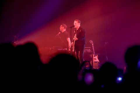 Penampilan Bryan Adams pada konser bertajuk "Roll with the Punches Tour 2026" di Beach City International Stadium, Jakarta Utara, Selasa (3/2/2026). Foto: Jamal Ramadhan/kumparan
