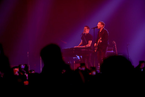 Penampilan Bryan Adams pada konser bertajuk "Roll with the Punches Tour 2026" di Beach City International Stadium, Jakarta Utara, Selasa (3/2/2026). Foto: Jamal Ramadhan/kumparan