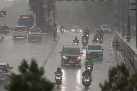 Sejumlah kendaraan bermotor tengah menerjang hujan lebat disertai angin kencang yang mengguyur wilayah Tendean, Jakarta Selatan, Rabu (4/2/2026). Foto: Jamal Ramadhan/kumparan