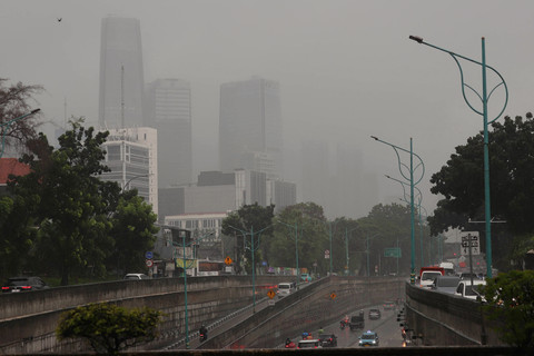 Sejumlah kendaraan bermotor tengah menerjang hujan lebat disertai angin kencang yang mengguyur wilayah Tendean, Jakarta Selatan, Rabu (4/2/2026). Foto: Jamal Ramadhan/kumparan