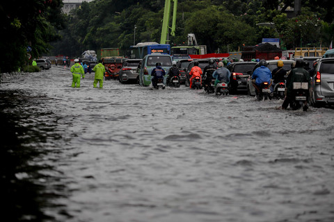 Kendaraan memadati jalur bus TransJakarta di depan Park Hotel, Jalan DI Panjaitan, Cawang, Jakarta Timur, Rabu (4/2/2026). Foto: Jamal Ramadhan/kumparan
